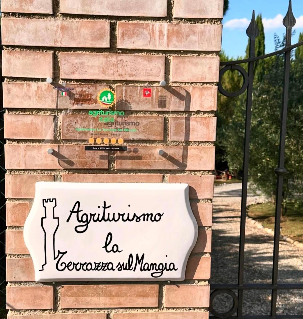 Agriturismo La Terrazza Sul Mangia Сиена Экстерьер фото